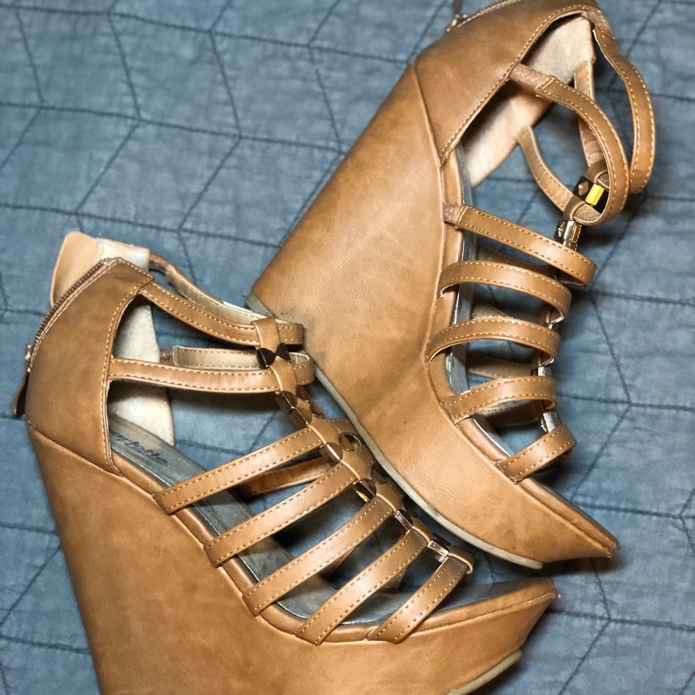 Brown strapped wedges size 7